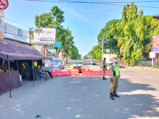 Petugas gabungan menutup akses ke Jalan Siliwangi Kota Cirebon.(Juan)