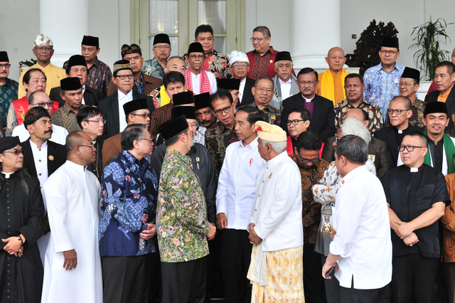 Presiden Jokowi berbincang dengan pimpinan FKUB di halaman Istana Kepresidenan Bogor, Jabar, Senin (18/3) siang. (Foto: Jay/Humas) Sumber: https://setkab.go.id/forum-kerukunan-umat-beragama-siap-laksanakan-pemilu-yang-aman-damai-dan-rukun/