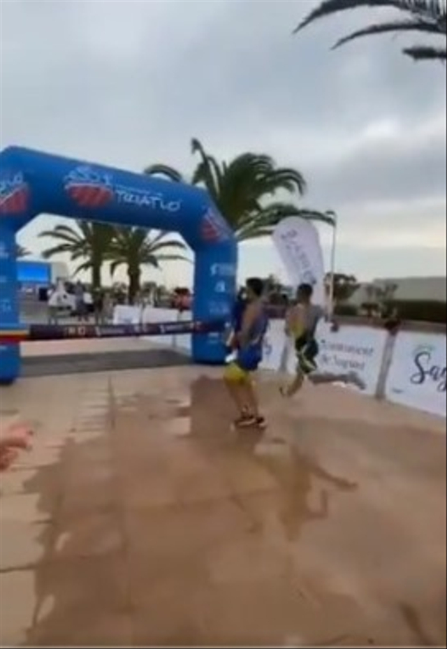 Viral pelari triathlon di Valencia, Spanyol bernama Mateo Bustos ditikung peserta lainnya usai melakukan selebrasi terlalu cepat sebelum menyentuh garis finis. (Foto: Twitter/@elgotet) 