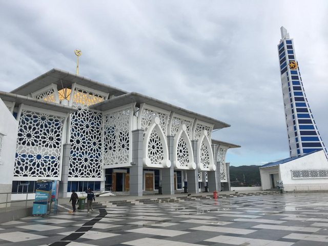 Masjid Al-Alam Kota Kendari. Foto: Aldo/kendarinesia.