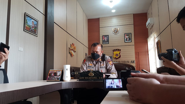 Kapolres Subulussalam, AKBP Qory Wicaksono memberikan keterangan pers kepada jurnalis terkait pembunuhan anak di Subulussalam, Kamis (8/7/2021). Foto: Yudiansyah/acehkini 