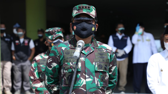 Panglima TNI Hadi Tjahjanto meninjau vaksinasi di Bandung (8/7/2021). Foto: Dok. Puspen TNI