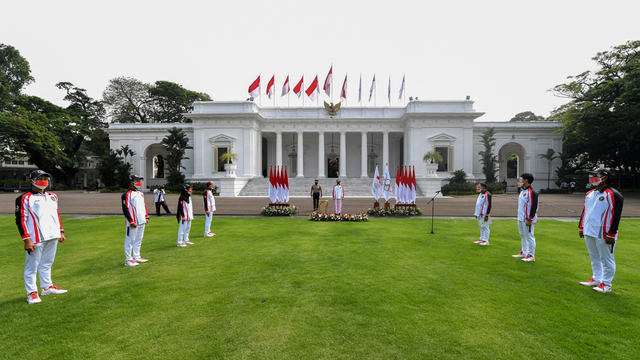 Presiden Joko Widodo (tengah) memimpin pelepasan kontingen Indonesia yang akan berlaga pada Olimpiade Tokyo tahun 2021 di halaman Istana Merdeka, Jakarta, Kamis (8/7/2021). Foto: ANTARA FOTO/Biro Pers Setpres/Lukas