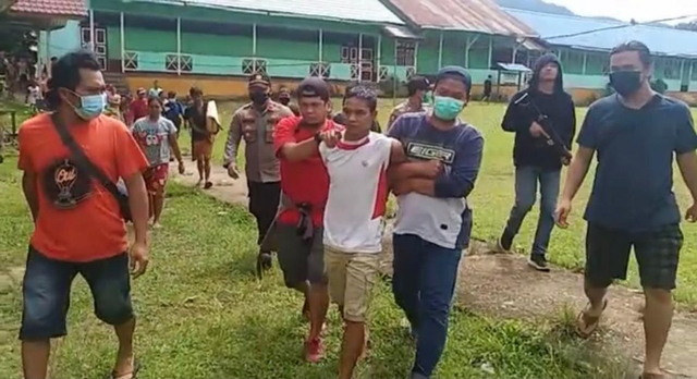 Saki (kaus putih), tersangka penganiayaan brutal di Dusun Ketuat, Kabupaten Melawi, Kalbar. Foto: Dok Polres Melawi