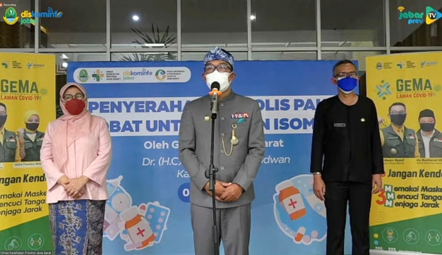 Gubernur Jabar Ridwan Kamil menyerahkan secara simbolis bantuan bagi warga Jabar yang sedang menjalani isolasi mandiri. Foto: Diskominfo Jawa Barat
