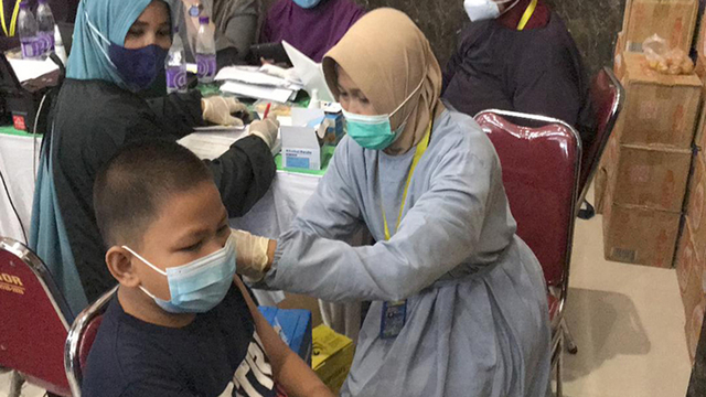 VAKSINATOR sedang menyuntikkan vaksin ke anak-anak di gedung Kejaksaan Tinggi (Kejati) Riau, Kamis (8/7/2021). 