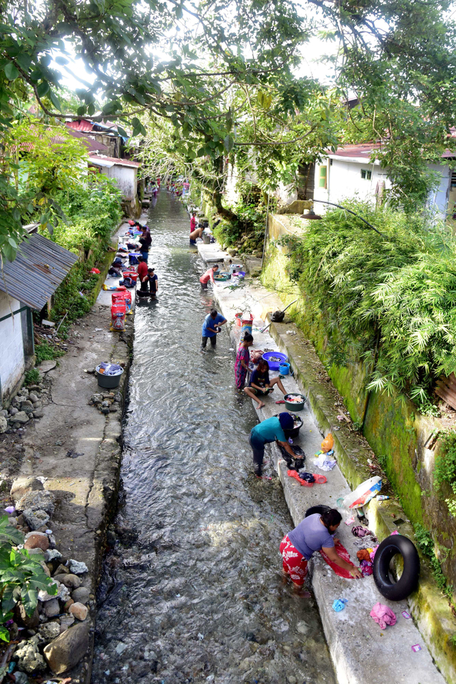 Sejumlah warga mencuci pakaian di Kali Wailatu di Negeri (Desa) Tulehu, Kabupaten Maluku Tengah, Maluku, Kamis (8/7). Foto: FB Anggoro/ANTARA FOTO