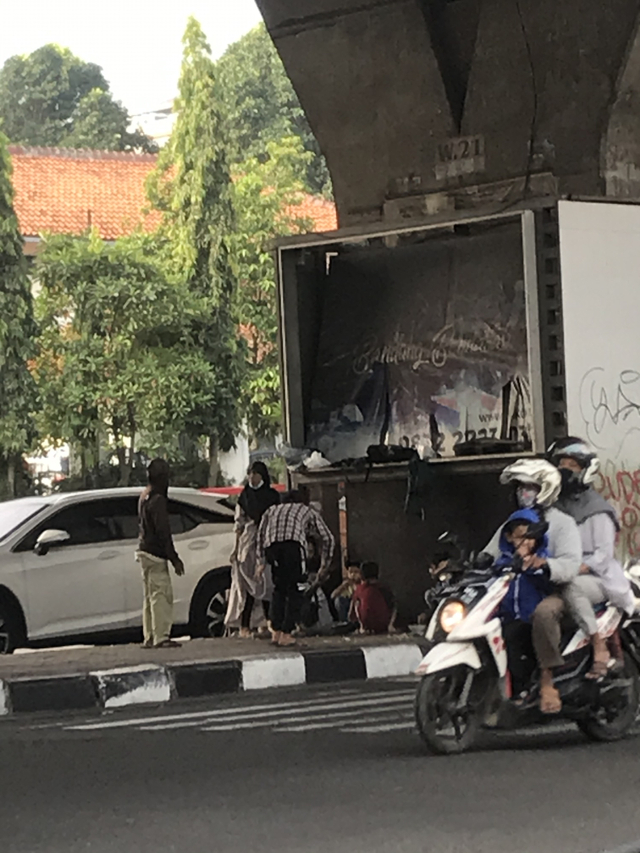 Ketka anak seumuran mereka seharusnya bisa merasa aman bersama keluarga di rumah, akan tetapi kondisi mereka yang memaksa mereka harus turun ke jalanan ( Sumber dari photo oleh penulis pada tanggal 3 Juni 2021, Jalan Pasirkaliki, Kota Bandung).