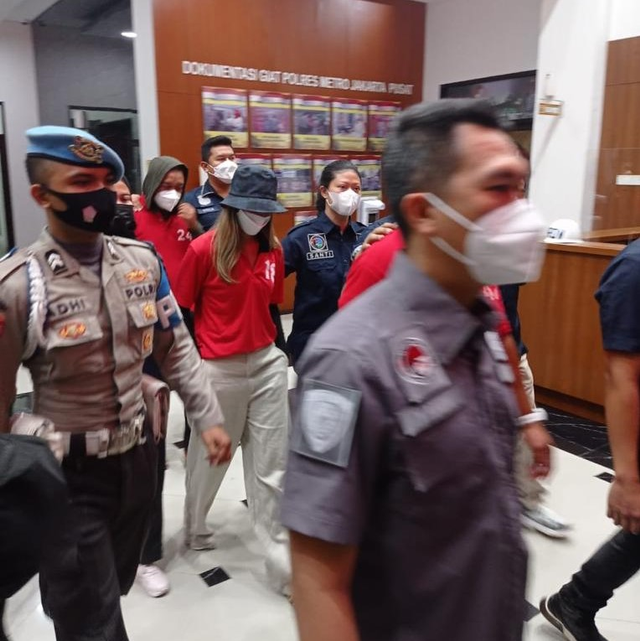 Potret Nia Ramadhani dan Ardi Bakrie Pakai Baju Tahanan (241581)