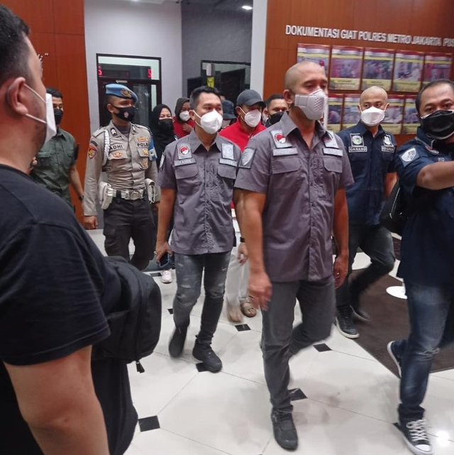 Potret Nia Ramadhani dan Ardi Bakrie Pakai Baju Tahanan (241582)