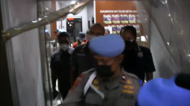 Potret Nia Ramadhani dan Ardi Bakrie Pakai Baju Tahanan (241584)