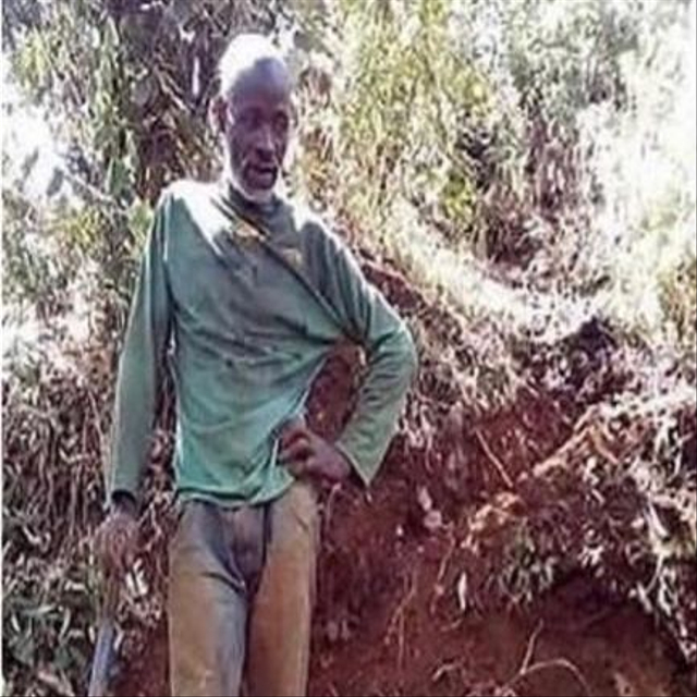 Pria ini membangun sendiri jalanan di desanya di Kenya karena pemerintah setempat tak kunjung bergerak. Foto: @infoduniia_