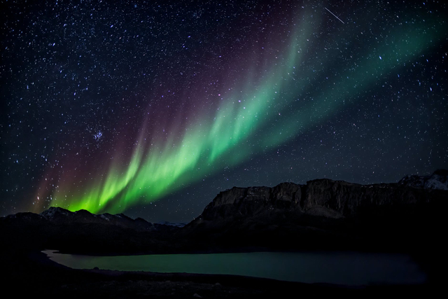 Ilustrasi cahaya warna-warni sebagai salah satu fakta tentang aurora borealis. Foto: visit Greenland/pexels