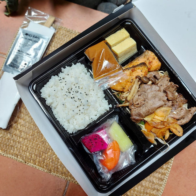 Menikmati Makanan Hantaran ala Hotel yang Berisi Lauk Khas Indonesia, Komplit! (1240684)