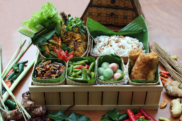 Menikmati Makanan Hantaran ala Hotel yang Berisi Lauk Khas Indonesia, Komplit! (1240682)
