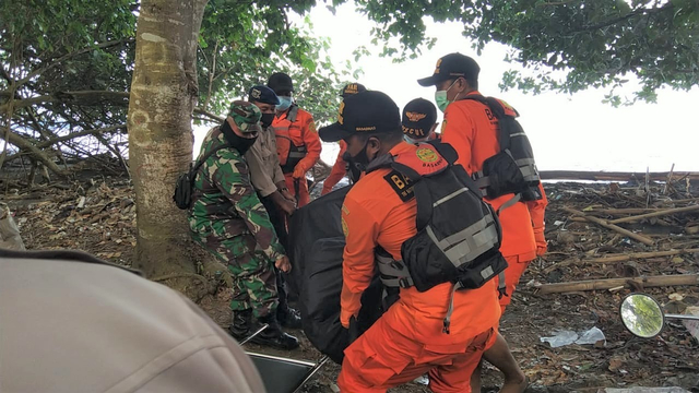 Nelayan Temukan Jenazah Korban KMP Yunicee Di Pantai Kelatakan, Bali ...