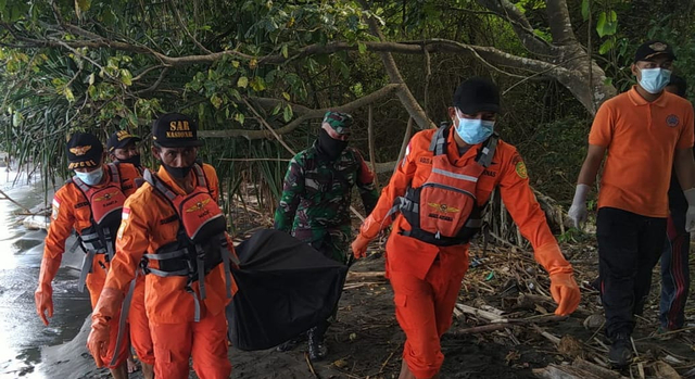 Evakuasi jenazah warga Banyuwangi yang menjadi korban KMP Yunicee - IST