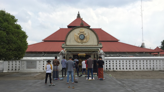 Salat Jumat di Masjid Gedhe Yogya Dibatasi, Jemaah Salat di Luar Gerbang (116411)