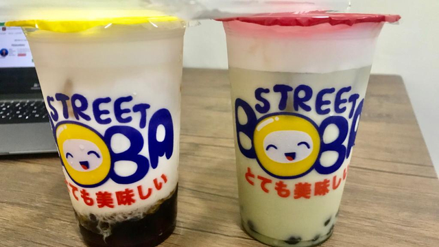 Salah dua produk Street Boba, Shibuya Fresh Milk & Pucuk Uji Sayacha. Rasanya segar, unik dan menarik. Bobanya pada level QQ, bisa dinikmati tastenya. (Foto: Aang Afandi)