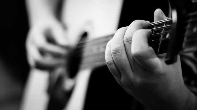 Ilustrasi memainkan chord lagu Malaysia Suci dalam Debu. Sumber: Unsplash