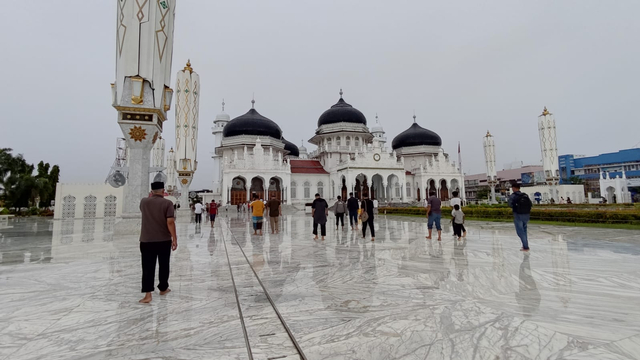 Foto: Salat Jumat di Masjid Raya Baiturrahman Banda Aceh saat Pengetatan PPKM (325861)