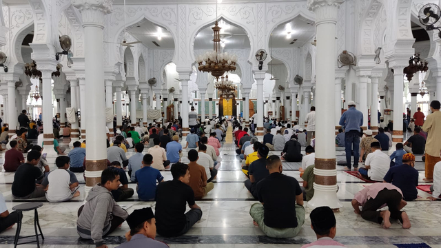 Foto: Salat Jumat di Masjid Raya Baiturrahman Banda Aceh saat Pengetatan PPKM (325865)