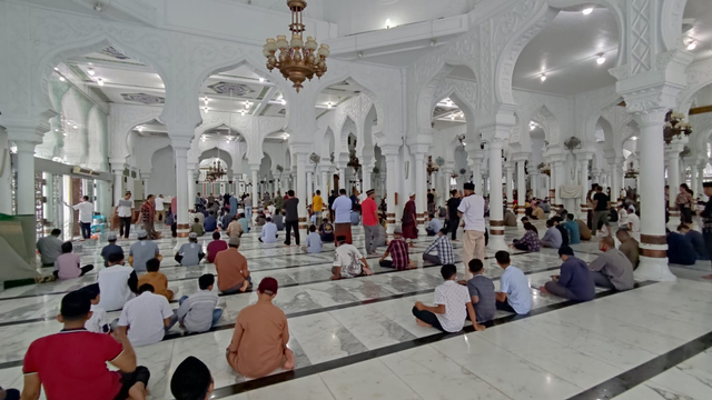 Foto: Salat Jumat di Masjid Raya Baiturrahman Banda Aceh saat Pengetatan PPKM (325867)