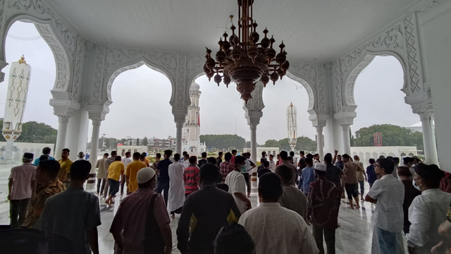 Foto: Salat Jumat di Masjid Raya Baiturrahman Banda Aceh saat Pengetatan PPKM (325868)