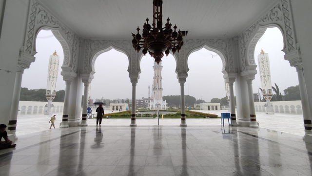 Foto: Salat Jumat di Masjid Raya Baiturrahman Banda Aceh saat Pengetatan PPKM (325862)