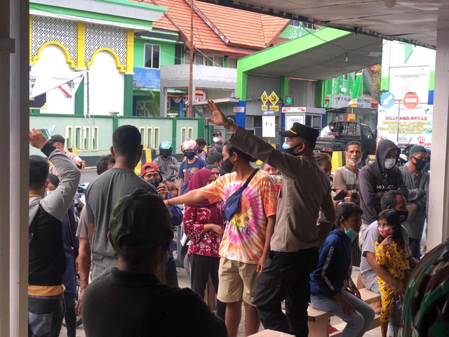Pembubaran kerumunan calon penumpang di Pelabuhan A. Yani Ternate. Foto: Samsul Hi Laijou/cermat