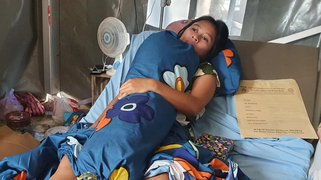 Jenkatrin saat dirawat di tenda darurat RSUD Regional Sulawesi Barat setelah mengalami kelumpuhan usai divaksin COVID-19. Foto: Dok. Istimewa