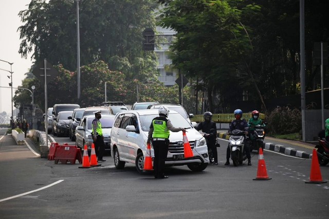 Ilustrasi petugas kepolisian melakukan penyekatan pada pemberlakuan PPKM darurat di jalan Sudirman dan jalan MH. Thamrin. Foto: Aditia Noviansyah/kumparan