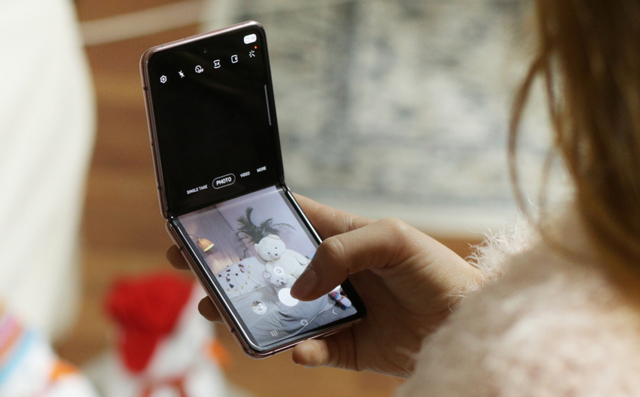 Tingkatkan Kreativitas Fashionmu di Dunia Digital dengan Samsung Galaxy Z Flip (47960)