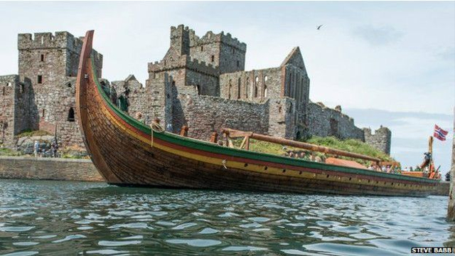 The Draken Harald, replika kapal Viking mendarat di pelabuhan Merseyside, Inggris. (Sumber: Kantor Berita BBC)