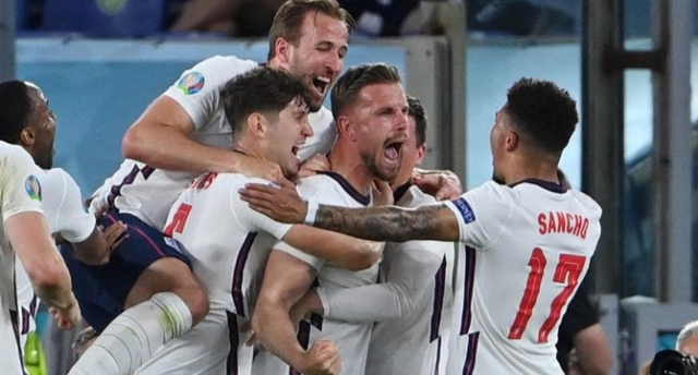 Gelandang Timnas Inggris, Jordan Henderson, merayakan gol yang dicetaknya ke gawang Ukraina pada laga perempat final Euro 2020, Minggu (4/7/2021) dini hari WIB. (AFP/Alberto Pizzoli