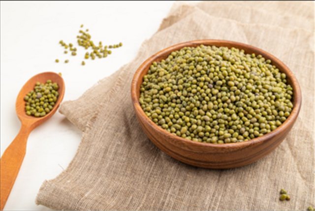 Kacang hijau sebagai bahan dasar membuat bubur kacang hijau. https://www.freepik.com/
