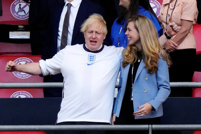 Perdana Menteri Inggris Boris Johnson bersama istrinya Carrie Johnson menyaksikan pertandingan Inggris melawan Denmark di semi final Euro 2020 di Stadion Wembley, London, Inggris. Foto: Frank Augstein/REUTERS