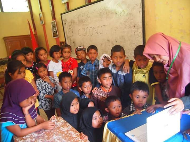 Salah satu relawan VAK membantu anak-anak belajar di wilayah pengabdian/VAK 