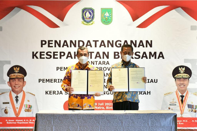 Perwakilan Riau dan Kepri menunjukkan nota kerja sama antar provinsi. Foto: Istimewa.