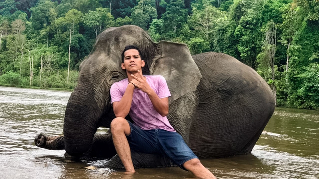 Amilin, bersahabat dengan gajah sejak SMA. Foto: dok. pribadi