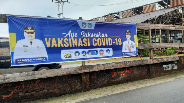 Spanduk ajakan vaksinasi COVID-19 Wagub Kepri dan Wali Kota Batam di implasemen, Dabo Singkep, Lingga. Foto: Hasrullah/kepripedia.com
