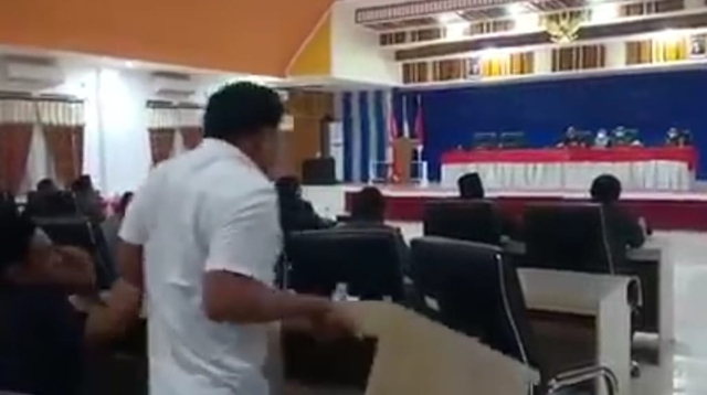 Tangkapan layar video seorang anggota DPRD yang membalikan meja saat rapat paripurna LKPJ sedang berlangsung. 