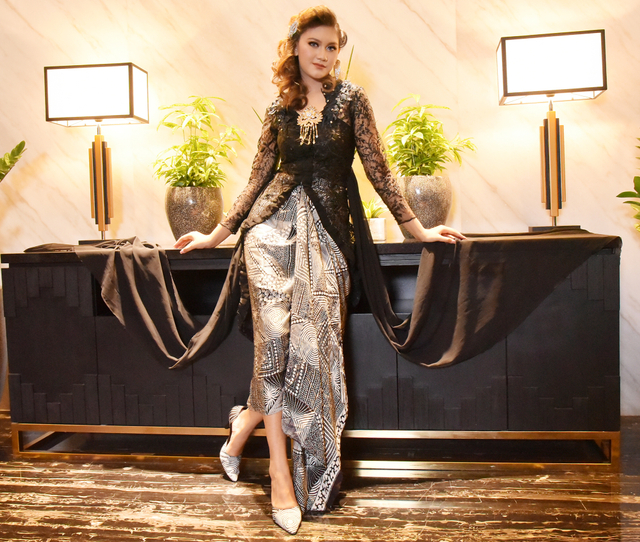 Kolaborasi Cantik dari Batik dan Sepatu Kulit Domba (3909)