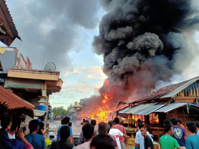 Kebakaran di Desa Anggai, Halmahera Selatan, karena aksi bakar diri seorang warga. Foto: Istimewa