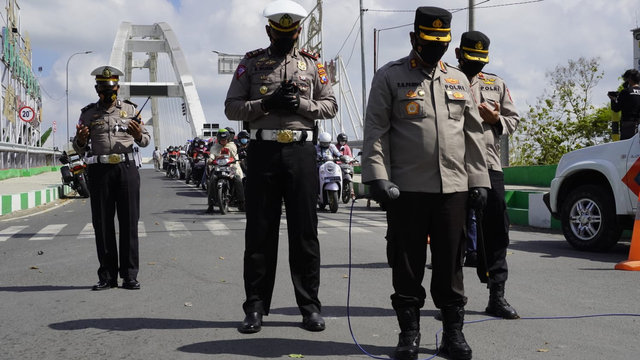 Kapolres Bojonegoro, AKBP EG Pandia SIK MM MH, saat pimpin Hening Cipta Indonesia di Jembatan Sosrodilogo Bojonegoro. Sabtu (10/7/2021) (istimewa)