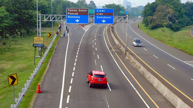 Pengendara mobil melintas di jalan Tol Jagorawi, Desa Pandansari, Ciawi, Kabupaten Bogor, Jawa Barat, Sabtu (10/7/2021). Foto: ARIF FIRMANSYAH/ANTARA FOTO