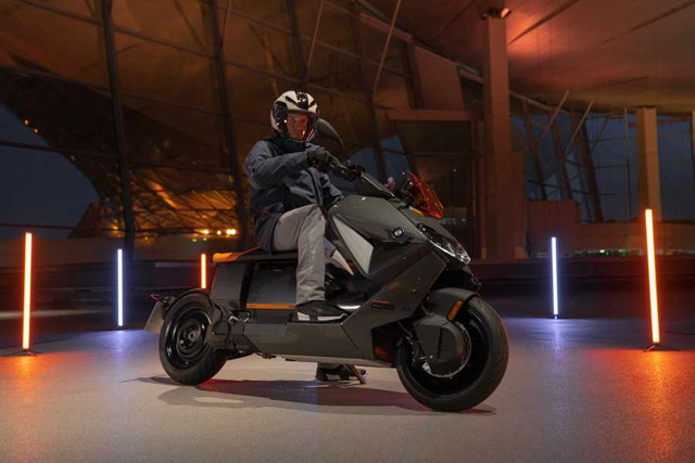 Tampilan depan skuter listrik BMW CE 04. Foto: Visordown