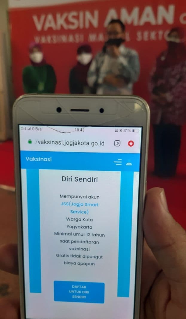 Pendaftaran vaksinasi COVID-19 lewat aplikasi Jogja Smart Service. Foto: len/Tugu Jogja