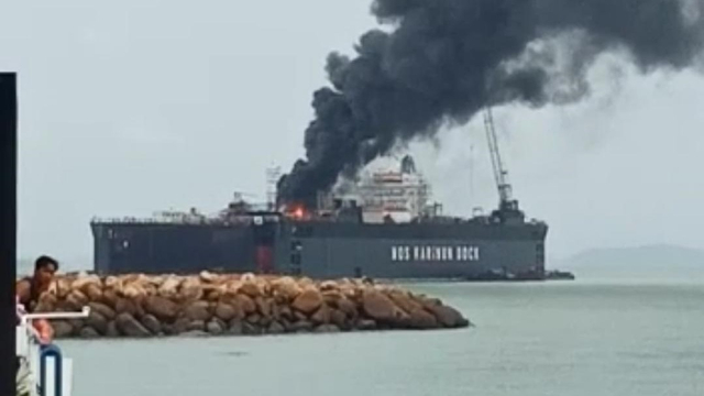 Kapal MT Ketaling terbakar di Karimun. Foto: Istimewa