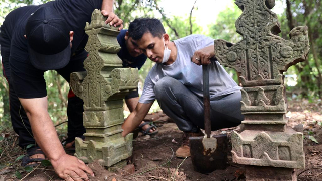 Mizuar Mahdi, Ketua Mapesa Aceh sedang merawat nisan di kompleks makam kuno, Gampong Lambung, Banda Aceh. Foto: Suparta/acehkini
